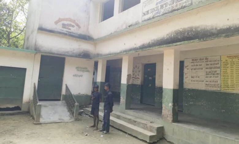 स्कूल में ताला लगाकर मेले में मिठाई बेच रहे गुरुजी! राजमहल में दो दिनों से ठप पढ़ाई, 64 बच्चों का भविष्य दांव पर स्कूल में ताला लगाकर मेले में मिठाई बेच रहे गुरुजी! राजमहल में दो दिनों से ठप पढ़ाई, 64 बच्चों का भविष्य दांव पर