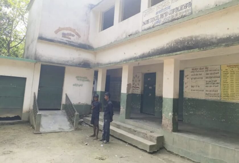 स्कूल में ताला लगाकर मेले में मिठाई बेच रहे गुरुजी! राजमहल में दो दिनों से ठप पढ़ाई, 64 बच्चों का भविष्य दांव पर स्कूल में ताला लगाकर मेले में मिठाई बेच रहे गुरुजी! राजमहल में दो दिनों से ठप पढ़ाई, 64 बच्चों का भविष्य दांव पर