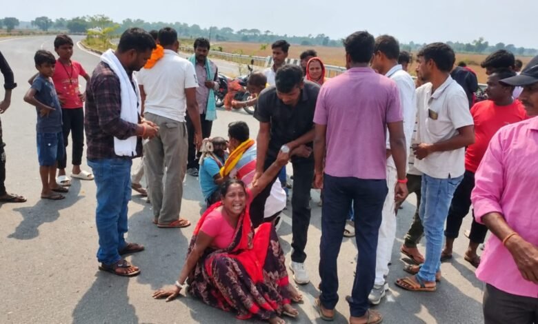 मंगलहाट-महाराजपुर फोरलेन पर दो बाइकों की आमने-सामने भिड़ंत, तीन गंभीर मंगलहाट-महाराजपुर फोरलेन पर दो बाइकों की आमने-सामने भिड़ंत, तीन गंभीर