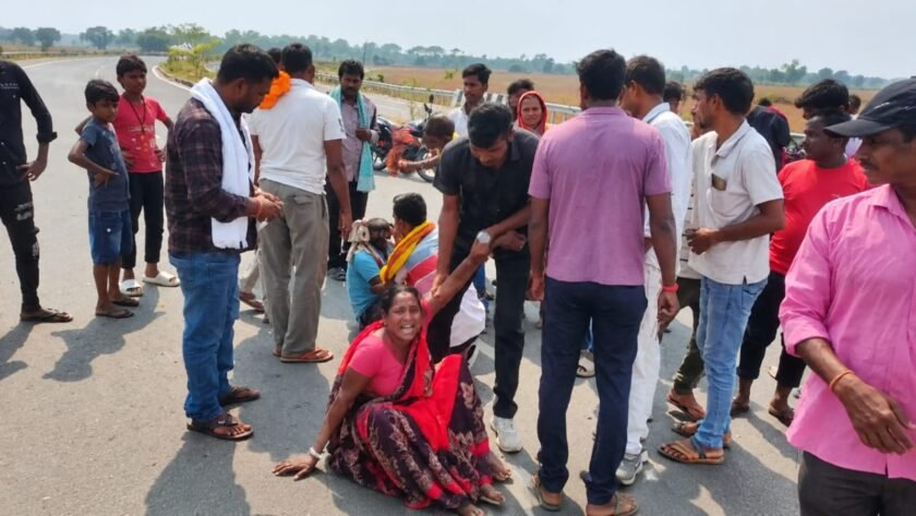 मंगलहाट-महाराजपुर फोरलेन पर दो बाइकों की आमने-सामने भिड़ंत, तीन गंभीर मंगलहाट-महाराजपुर फोरलेन पर दो बाइकों की आमने-सामने भिड़ंत, तीन गंभीर