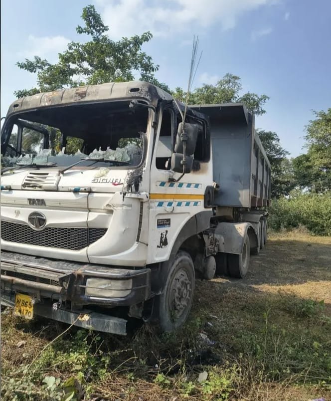 हिरणपुर के वास्ताडीह में ट्रेलर की चेचिस में लगी आग