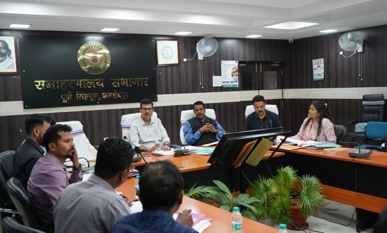 जमशेदपुर में विकास योजनाओं की समीक्षा, लंबित कार्यों पर उपायुक्त राजीव रंजन सख्त
