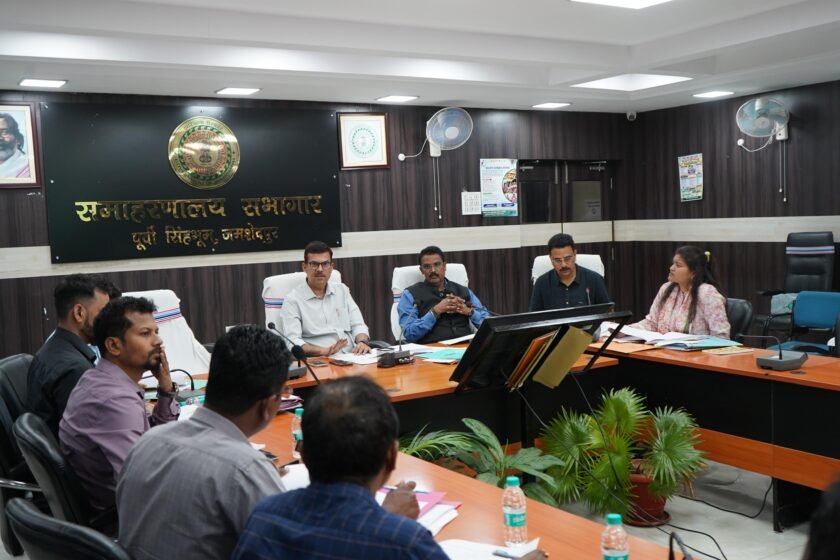 जमशेदपुर में विकास योजनाओं की समीक्षा, लंबित कार्यों पर उपायुक्त राजीव रंजन सख्त