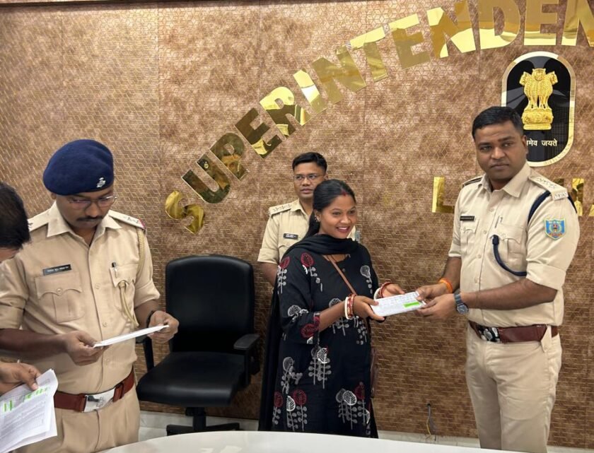 लातेहार पुलिस ने बरामद किए 38 गुम मोबाइल,मालिकों को लौटाए
