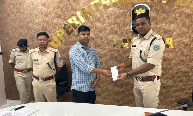 लातेहार पुलिस ने बरामद किए 38 गुम मोबाइल,मालिकों को लौटाए