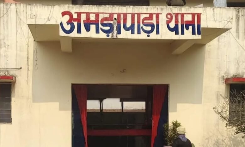 अमड़ापाड़ा में पेड़ से लटका मिला महिला का शव,झोले से मिले आधार कार्ड और बैंक पासबुक