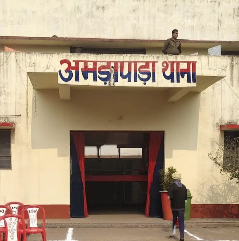 अमड़ापाड़ा में पेड़ से लटका मिला महिला का शव,झोले से मिले आधार कार्ड और बैंक पासबुक