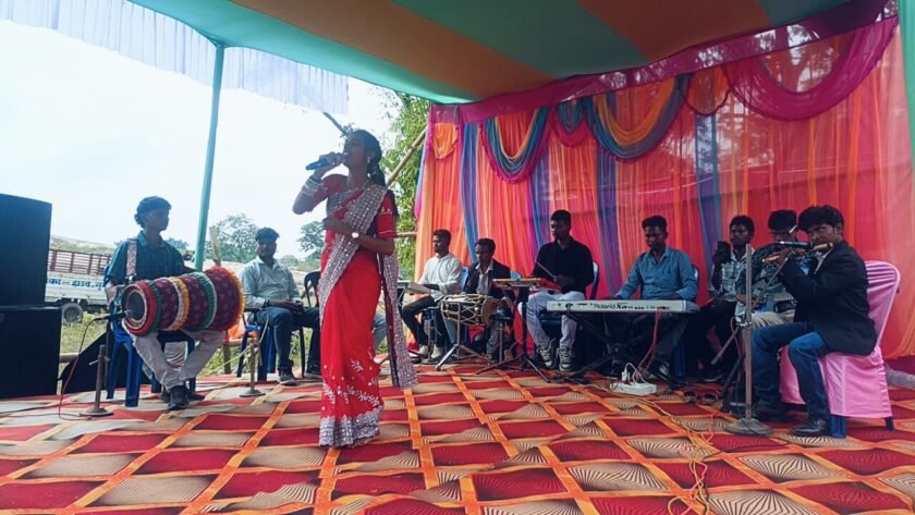 Gumla:पुटो गांव में दसई जतरा पर सांस्कृतिक कार्यक्रम,कलाकारों की प्रस्तुति पर झूमे लोग
