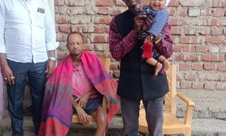 बीमार विजय कुमार ठाकुर से मिले युवा नेता संदीप उरांव, जाना हालचाल बीमार विजय कुमार ठाकुर से मिले युवा नेता संदीप उरांव, जाना हालचाल