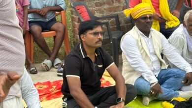12 किलोमीटर पैदल चल गांव पहुंचे बीडीओ, कई जमीन विवादों का मौके पर किया समाधान