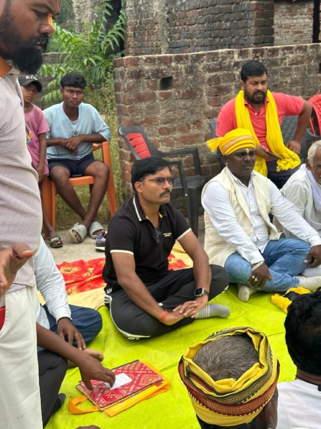 12 किलोमीटर पैदल चल गांव पहुंचे बीडीओ, कई जमीन विवादों का मौके पर किया समाधान