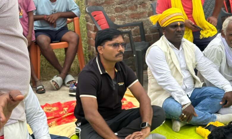 12 किलोमीटर पैदल चल गांव पहुंचे बीडीओ, कई जमीन विवादों का मौके पर किया समाधान