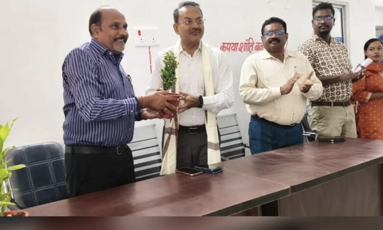 साहिबगंज कॉलेज के छात्रावास परिसर में खुला पुस्तकालय,अब शांत माहौल में पढ़ाई कर सकेंगे विद्यार्थी साहिबगंज कॉलेज के छात्रावास परिसर में खुला पुस्तकालय,अब शांत माहौल में पढ़ाई कर सकेंगे विद्यार्थी