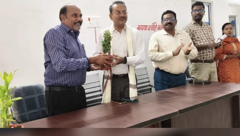 साहिबगंज कॉलेज के छात्रावास परिसर में खुला पुस्तकालय,अब शांत माहौल में पढ़ाई कर सकेंगे विद्यार्थी साहिबगंज कॉलेज के छात्रावास परिसर में खुला पुस्तकालय,अब शांत माहौल में पढ़ाई कर सकेंगे विद्यार्थी