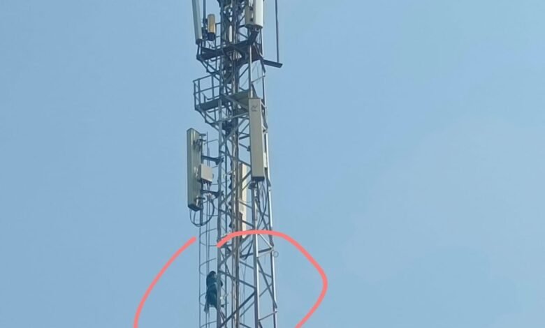 पलामू में प्रेमी से शादी की जिद में मोबाइल टावर पर चढ़ी नाबालिग छात्रा