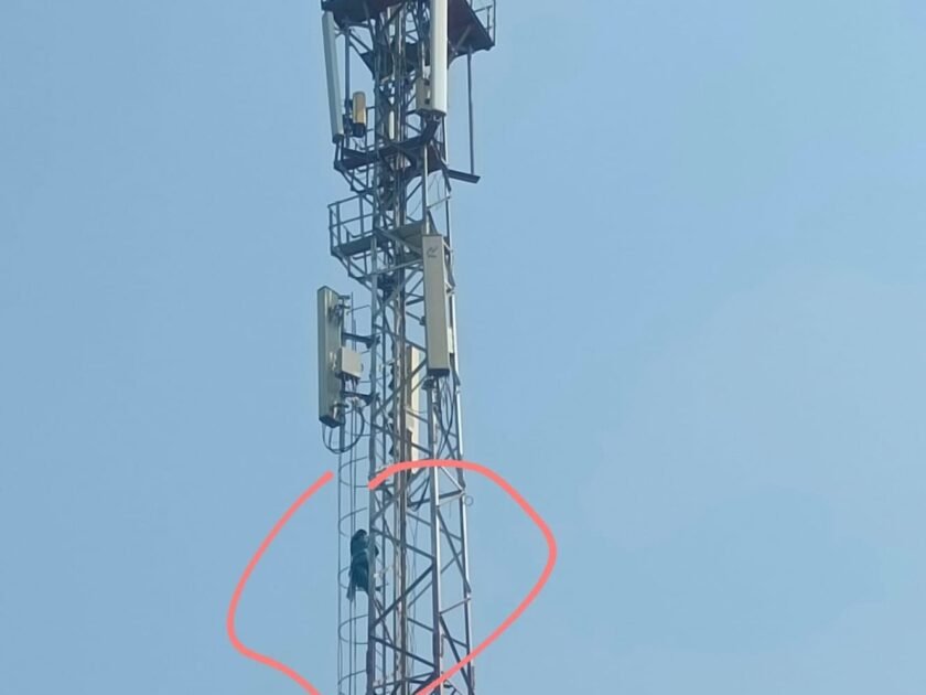 पलामू में प्रेमी से शादी की जिद में मोबाइल टावर पर चढ़ी नाबालिग छात्रा