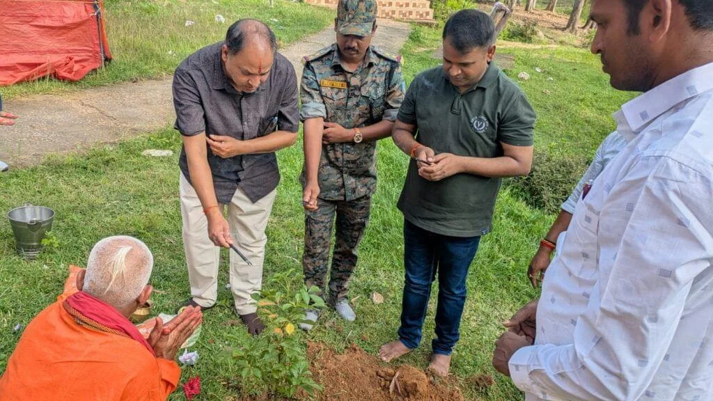 देवकी बाबा धाम परिसर में कल्पतरु वृक्ष लगाया गया